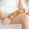 Flexibles Massagegerät aus Holz gegen Cellulite | Acus Med profilierter Massageroller