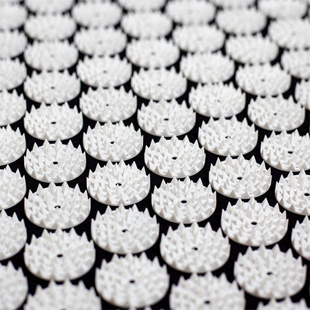 Lange Akumata – Polnische Akupressurmatte mit Kissen – schwarz und weiß