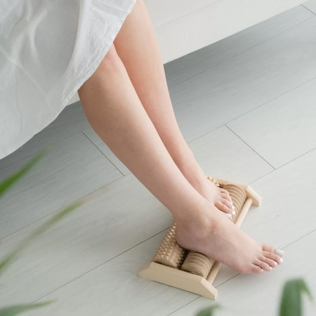 Akito zweireihiges 4-Rollen-Fußmassagegerät aus Holz